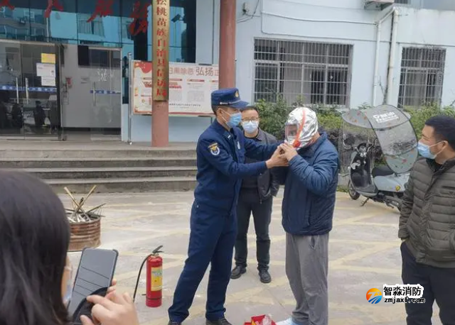 松桃消防应邀为县纪委职工开展消防知识学习及演练培训活动